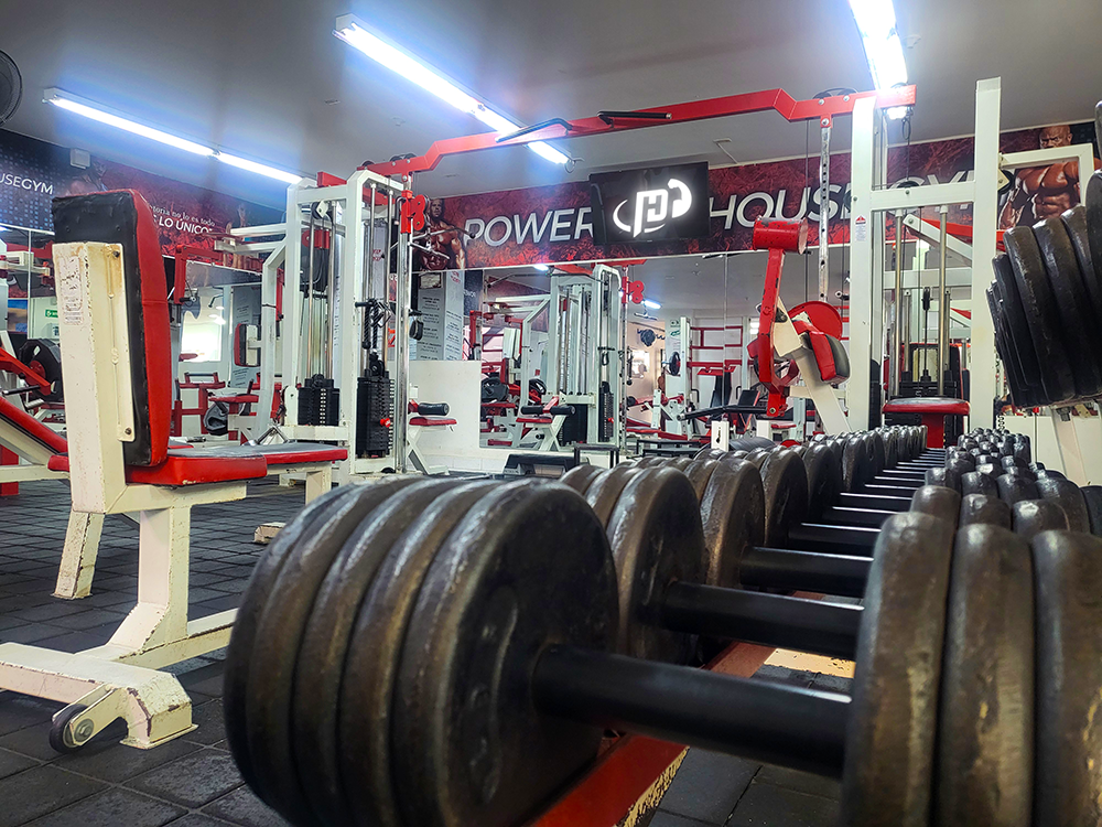 Sala de entrenamiento con máquinas de tráfico pesado en PowerHouse Gym Manizales, Avenida Santander